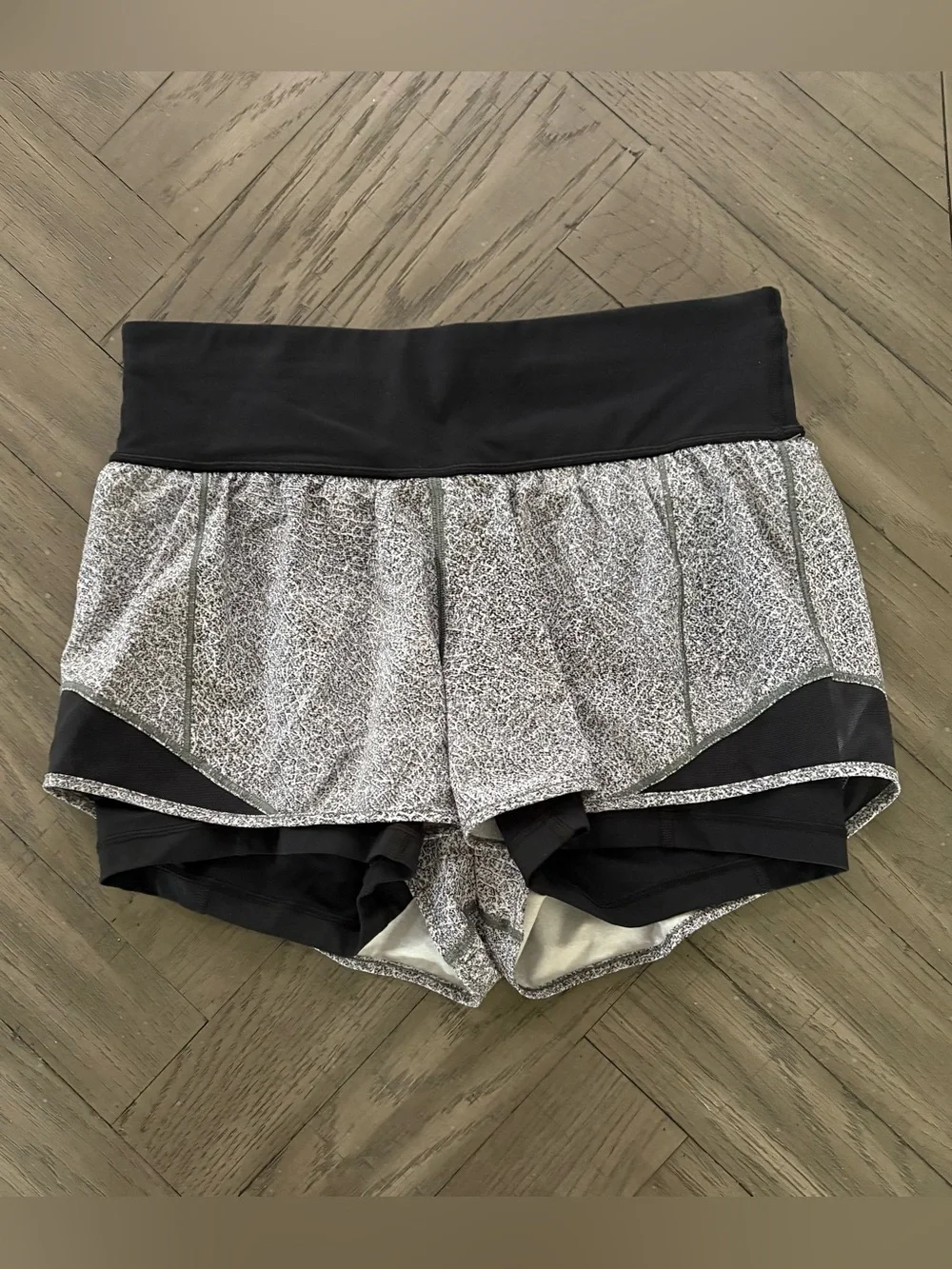 Lululemon Hotty Hot Size 6 Shorts 2.5